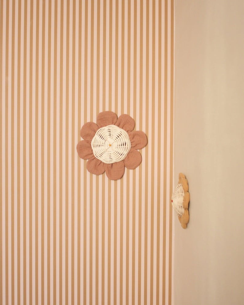 Grande fleur capucine en rotin et coton pour décoration murale 21 cm