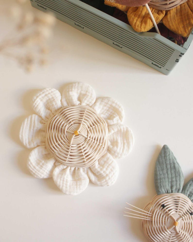 Grande fleur capucine en rotin et coton pour décoration murale 21 cm