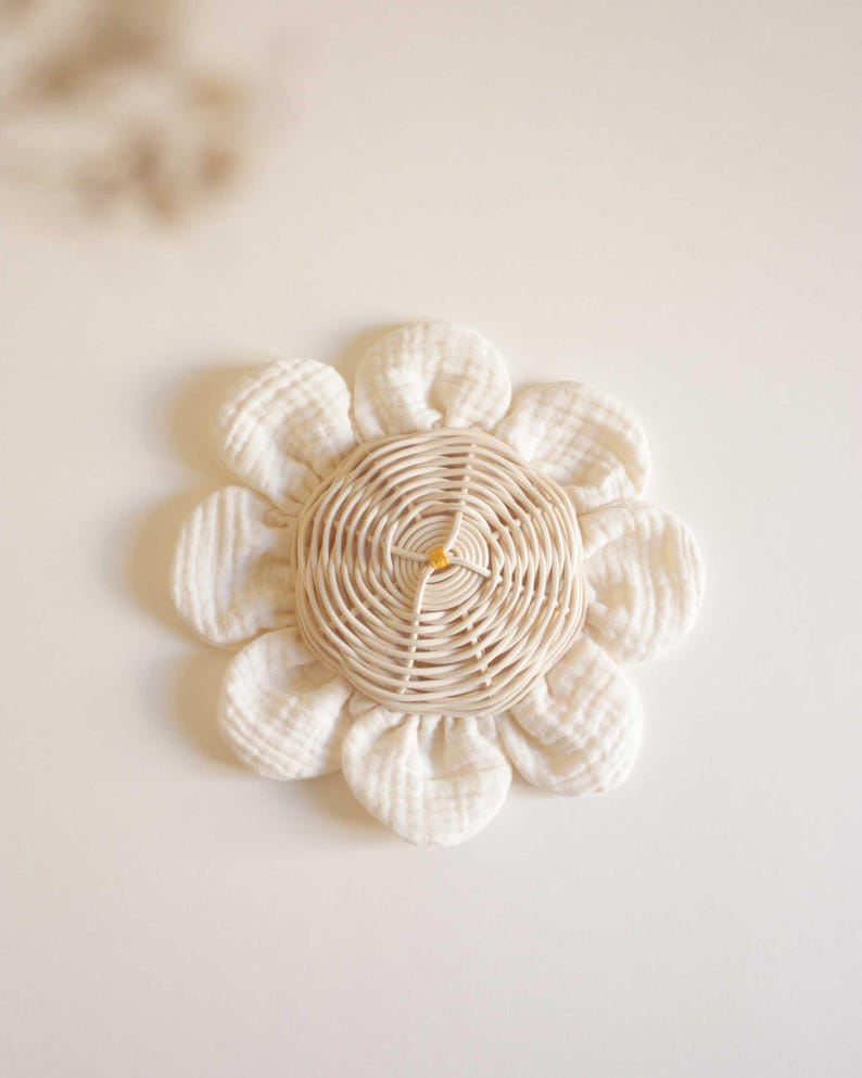 Grande fleur capucine en rotin et coton pour décoration murale 21 cm