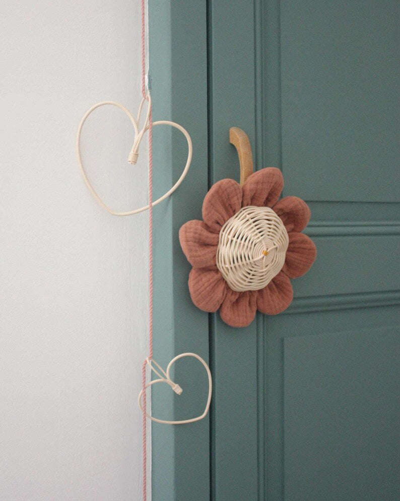 Grande fleur capucine en rotin et coton pour décoration murale 21 cm