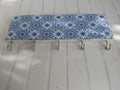 Porte-clés mural en mosaïque bleue avec crochets - Décoration azulejos portugais en bois