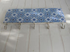 Porte-clés mural en mosaïque bleue avec crochets - Décoration azulejos portugais en bois
