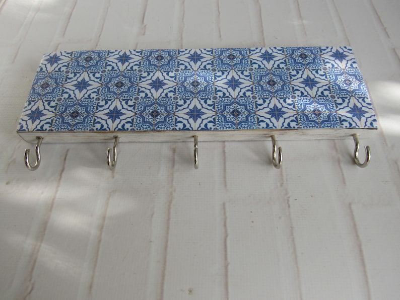 Porte-clés mural en mosaïque bleue avec crochets - Décoration azulejos portugais en bois