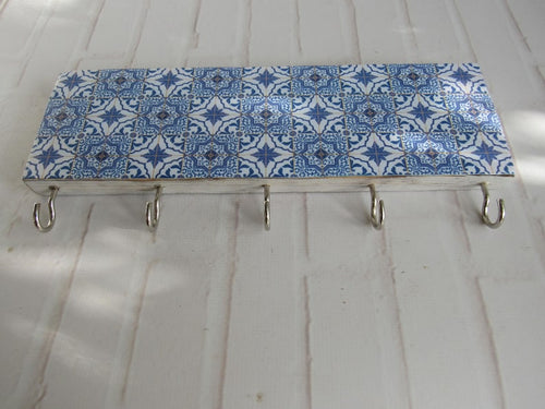 Blaue Mosaik-Wandschlüsselhalter mit Haken – Portugiesische Azulejos-Dekoration aus Holz