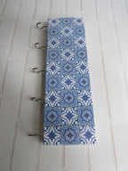 Porte-clés mural en mosaïque bleue avec crochets - Décoration azulejos portugais en bois