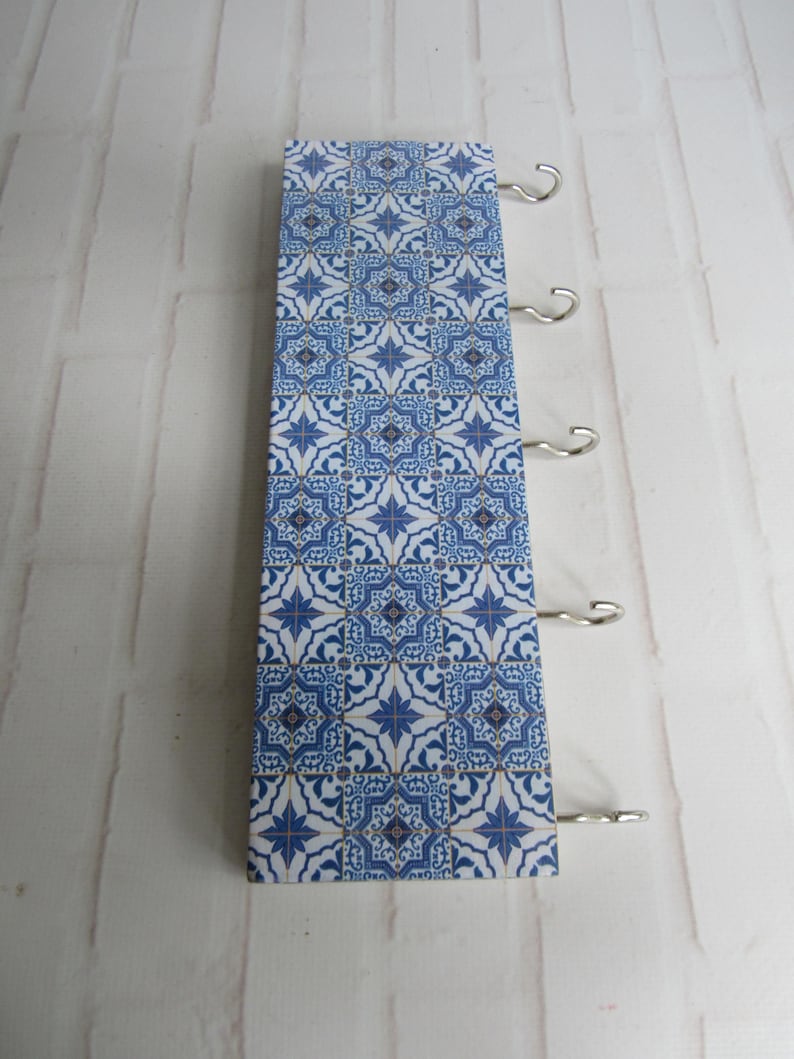 Porte-clés mural en mosaïque bleue avec crochets - Décoration azulejos portugais en bois