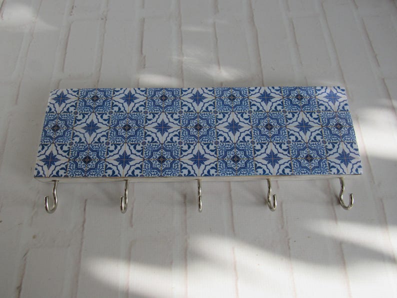 Porte-clés mural en mosaïque bleue avec crochets - Décoration azulejos portugais en bois