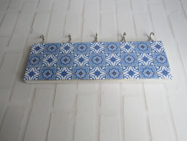 Porte-clés mural en mosaïque bleue avec crochets - Décoration azulejos portugais en bois