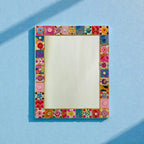 Miroir rectangulaire mosaïque, verre coloré, perles, céramique, cadre contreplaqué, 40x30 cm