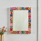 Miroir rectangulaire mosaïque, verre coloré, perles, céramique, cadre contreplaqué, 40x30 cm