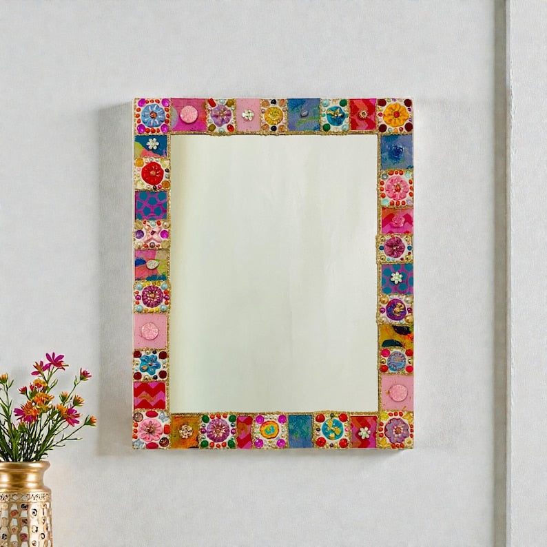 Miroir rectangulaire mosaïque, verre coloré, perles, céramique, cadre contreplaqué, 40x30 cm