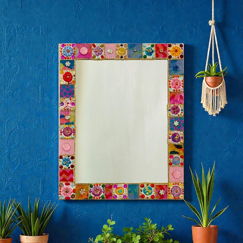 Miroir rectangulaire mosaïque, verre coloré, perles, céramique, cadre contreplaqué, 40x30 cm