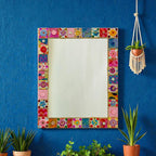 Miroir rectangulaire mosaïque, verre coloré, perles, céramique, cadre contreplaqué, 40x30 cm