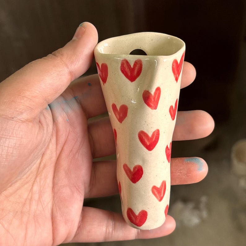 Vase mural conique en céramique coeurs rouges à suspendre - 12 cm, finition brillante