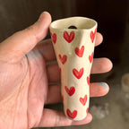 Vase mural conique en céramique coeurs rouges à suspendre - 12 cm, finition brillante