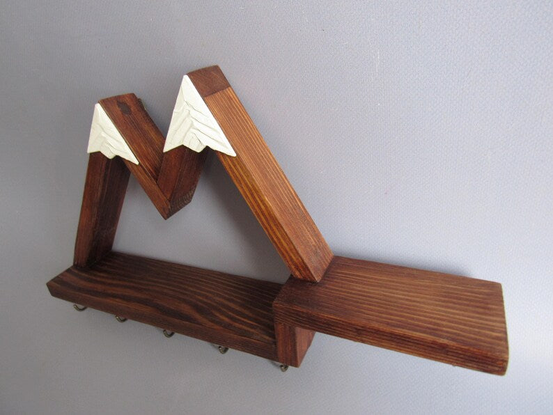 Porte-clés mural en bois rustique avec étagère et 7 crochets - Motif montagne - 35 x 18 x 6 cm