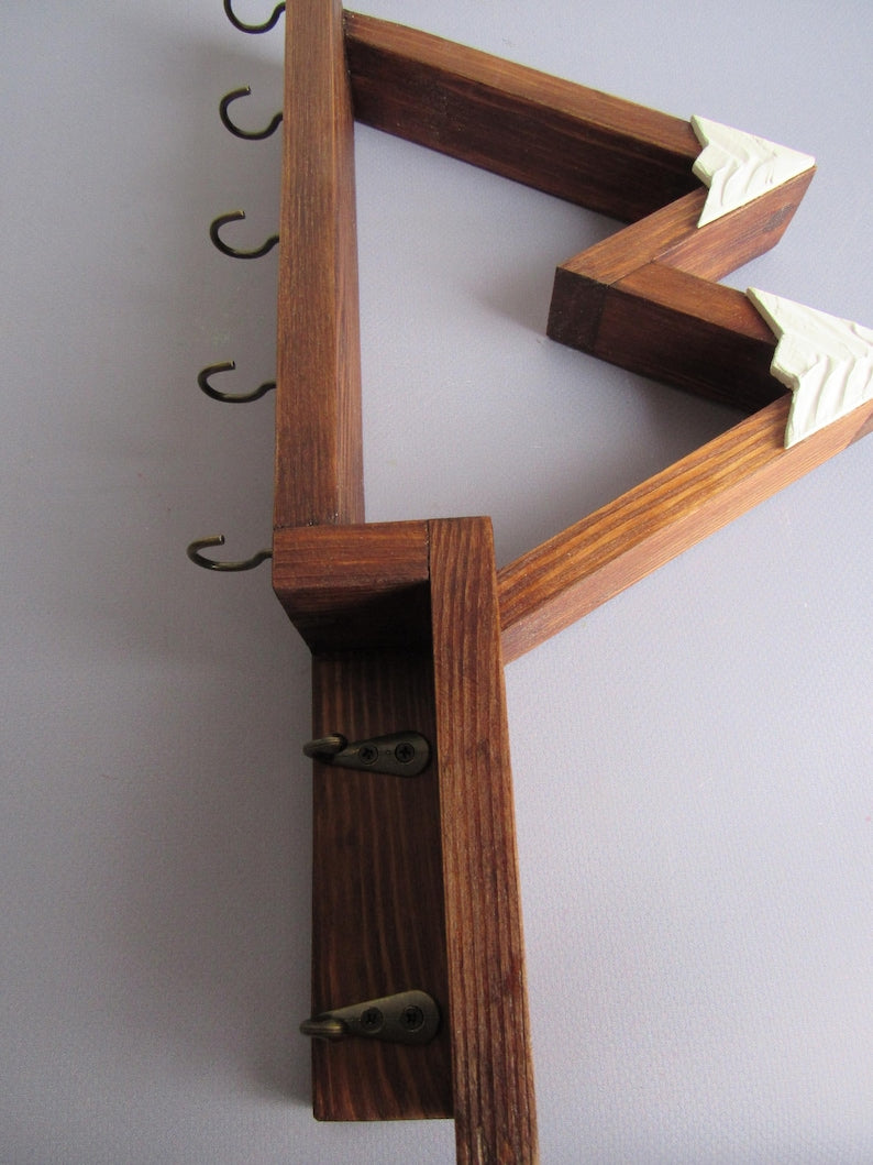Porte-clés mural en bois rustique avec étagère et 7 crochets - Motif montagne - 35 x 18 x 6 cm