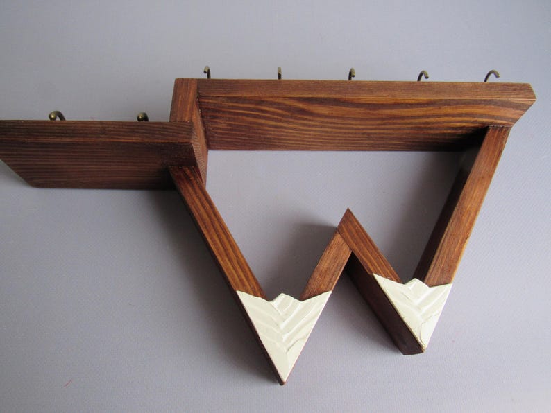 Porte-clés mural en bois rustique avec étagère et 7 crochets - Motif montagne - 35 x 18 x 6 cm