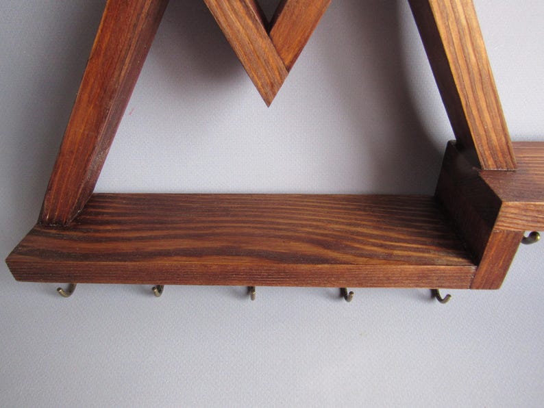 Porte-clés mural en bois rustique avec étagère et 7 crochets - Motif montagne - 35 x 18 x 6 cm