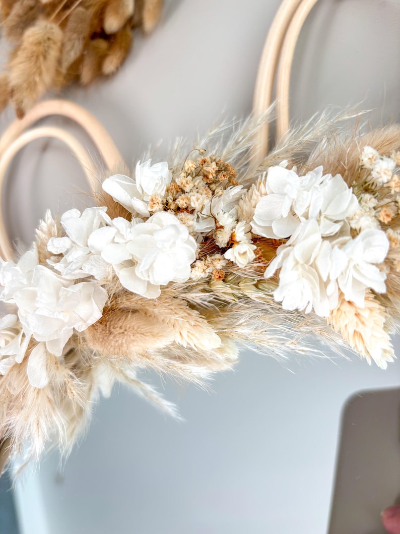 Miroir Lapin en Rotin avec Oreilles en Bois et Fleurs Séchées Beige et Blanc, Décoration Murale Bohème 38x24cm