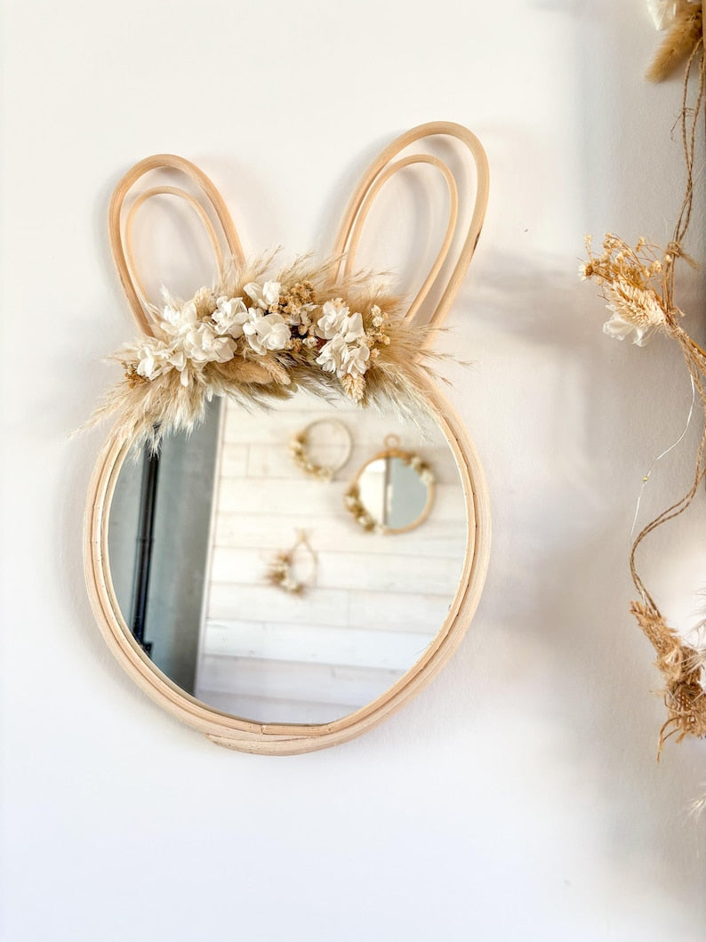 Miroir Lapin en Rotin avec Oreilles en Bois et Fleurs Séchées Beige et Blanc, Décoration Murale Bohème 38x24cm