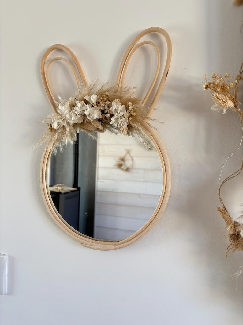 Miroir Lapin en Rotin avec Oreilles en Bois et Fleurs Séchées Beige et Blanc, Décoration Murale Bohème 38x24cm
