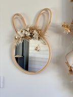 Miroir Lapin en Rotin avec Oreilles en Bois et Fleurs Séchées Beige et Blanc, Décoration Murale Bohème 38x24cm