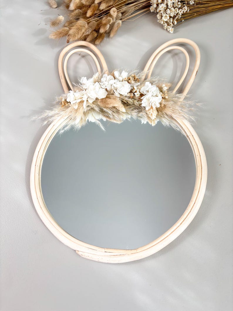 Miroir Lapin en Rotin avec Oreilles en Bois et Fleurs Séchées Beige et Blanc, Décoration Murale Bohème 38x24cm