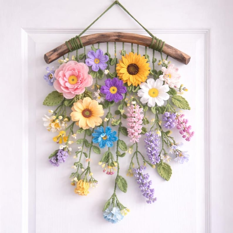 Suspension murale florale au crochet foncé - Décoration bohème avec fleurs rouge foncé, bleu roi, jaune moutarde et violettes