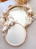 Miroir Lapin en Rotin avec Oreilles en Bois et Fleurs Séchées Beige et Blanc, Décoration Murale Bohème 38x24cm