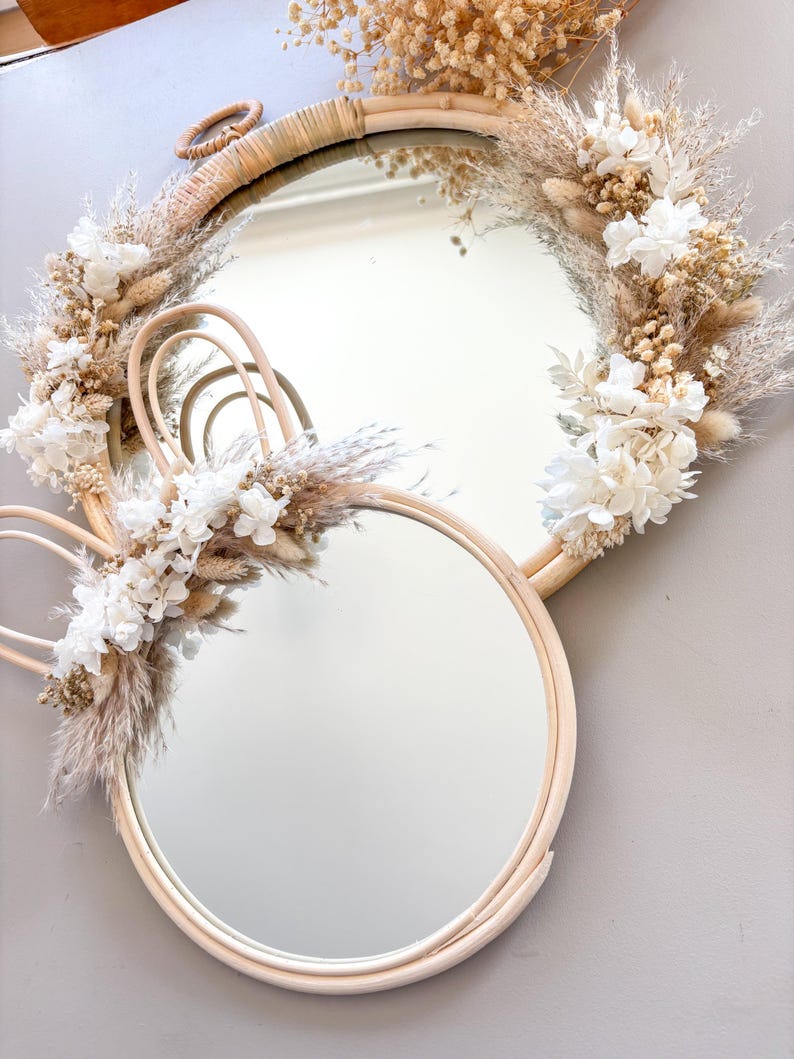 Miroir Lapin en Rotin avec Oreilles en Bois et Fleurs Séchées Beige et Blanc, Décoration Murale Bohème 38x24cm