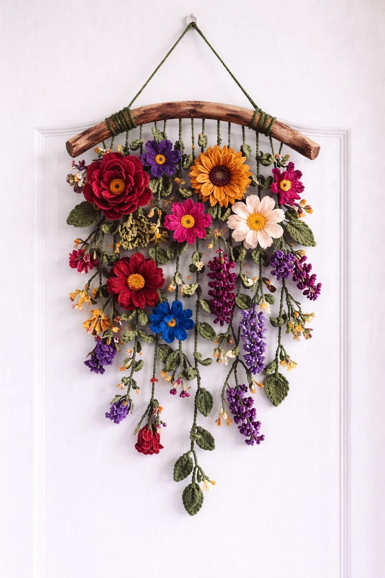 Suspension murale florale au crochet foncé - Décoration bohème avec fleurs rouge foncé, bleu roi, jaune moutarde et violettes