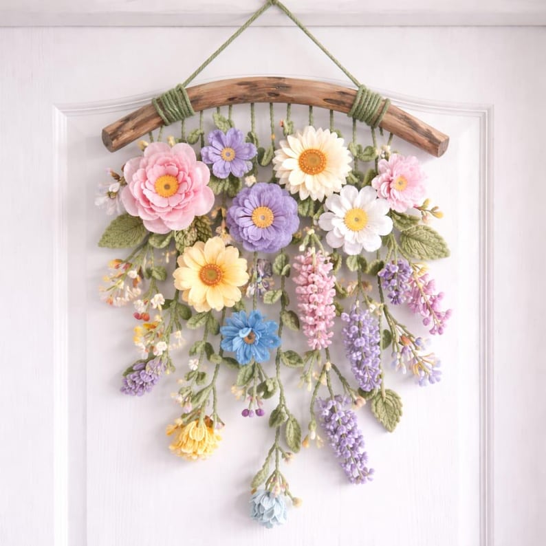 Suspension murale florale au crochet foncé - Décoration bohème avec fleurs rouge foncé, bleu roi, jaune moutarde et violettes