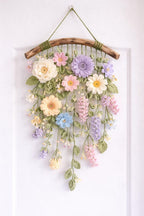 Suspension murale florale au crochet foncé - Décoration bohème avec fleurs rouge foncé, bleu roi, jaune moutarde et violettes