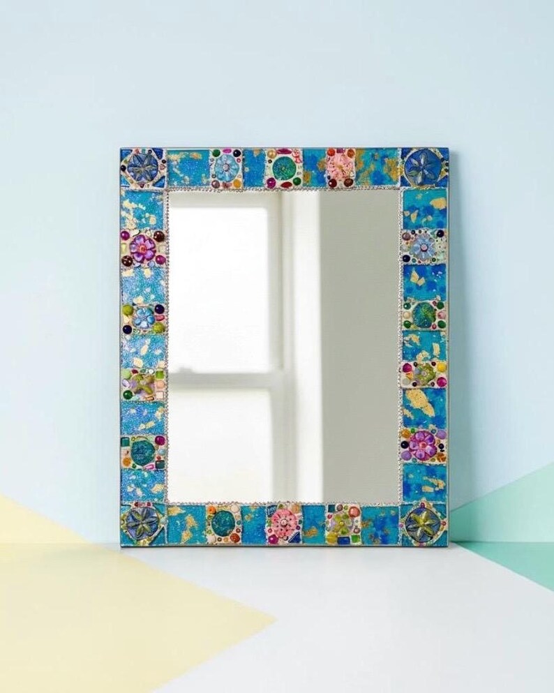 Miroir rectangulaire mosaïque, verre coloré, perles, céramique, cadre contreplaqué, 40x30 cm