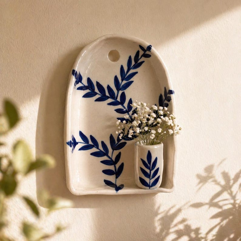Vase mural en céramique bleu 10 x 14 cm avec fleurs séchées