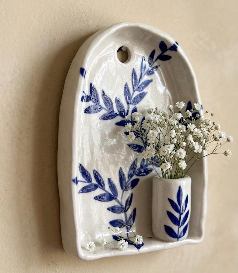 Vase mural en céramique bleu 10 x 14 cm avec fleurs séchées