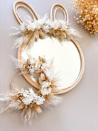 Miroir Lapin en Rotin avec Oreilles en Bois et Fleurs Séchées Beige et Blanc, Décoration Murale Bohème 38x24cm