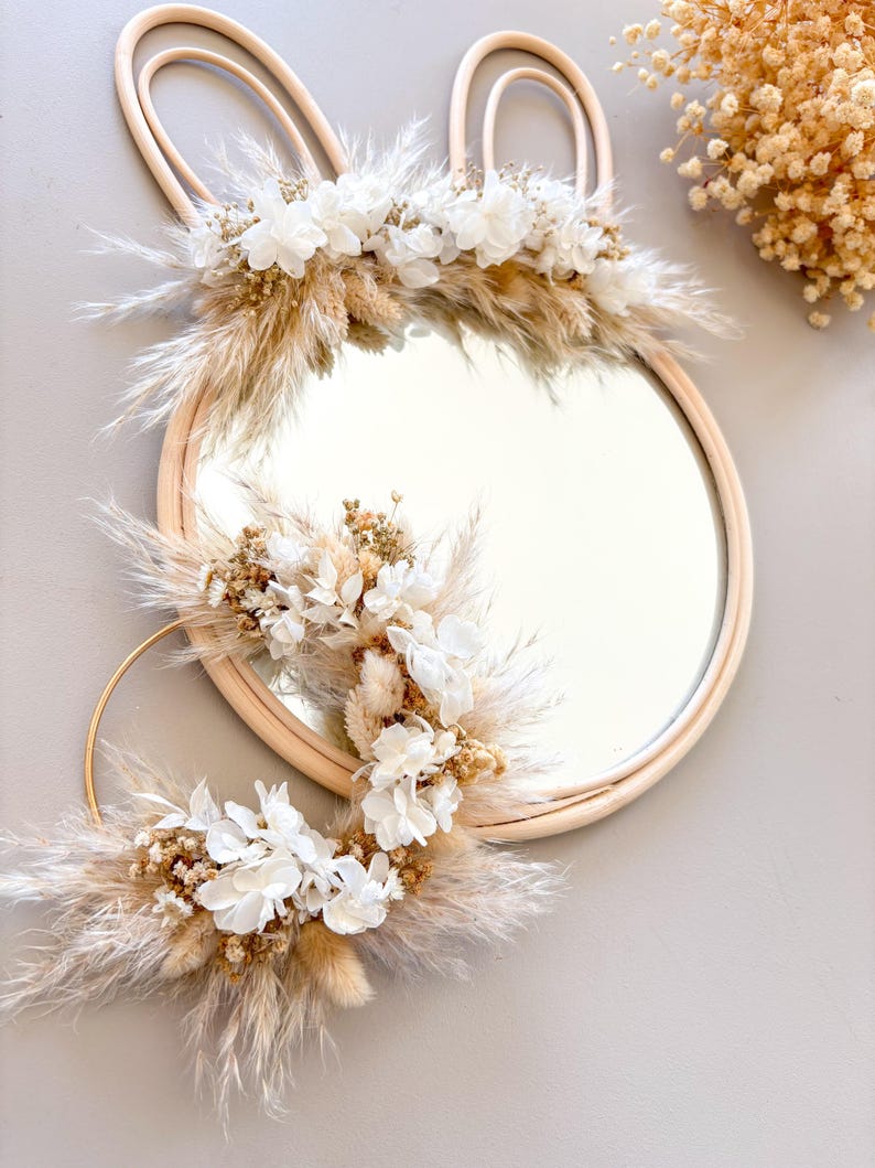 Miroir Lapin en Rotin avec Oreilles en Bois et Fleurs Séchées Beige et Blanc, Décoration Murale Bohème 38x24cm