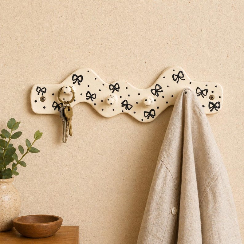 Crochet mural en céramique à pois noeud ondulé crème, 27 cm, 4 crochets, organisateur d'entrée