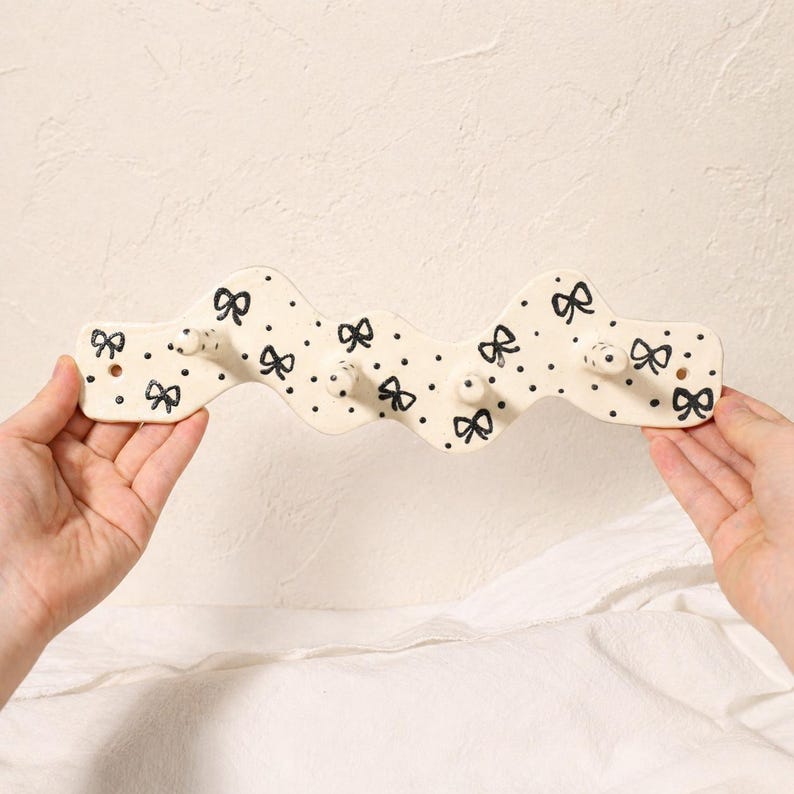 Crochet mural en céramique à pois noeud ondulé crème, 27 cm, 4 crochets, organisateur d'entrée