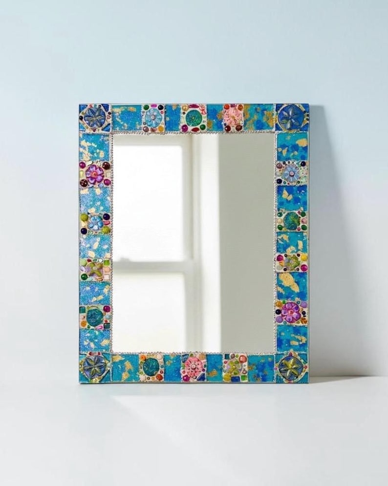Miroir rectangulaire mosaïque, verre coloré, perles, céramique, cadre contreplaqué, 40x30 cm
