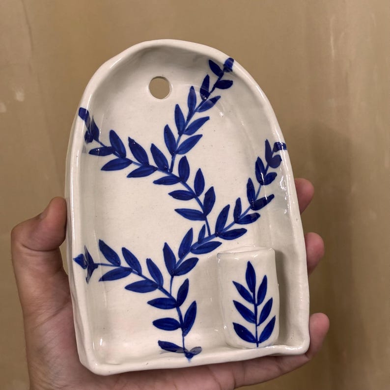 Vase mural en céramique bleu 10 x 14 cm avec fleurs séchées