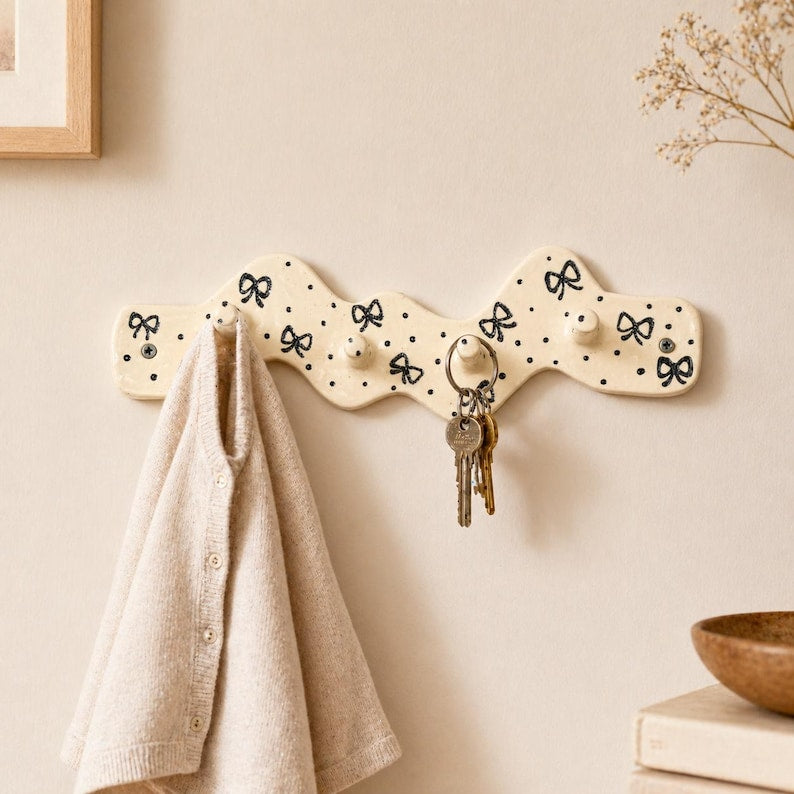 Crochet mural en céramique à pois noeud ondulé crème, 27 cm, 4 crochets, organisateur d'entrée