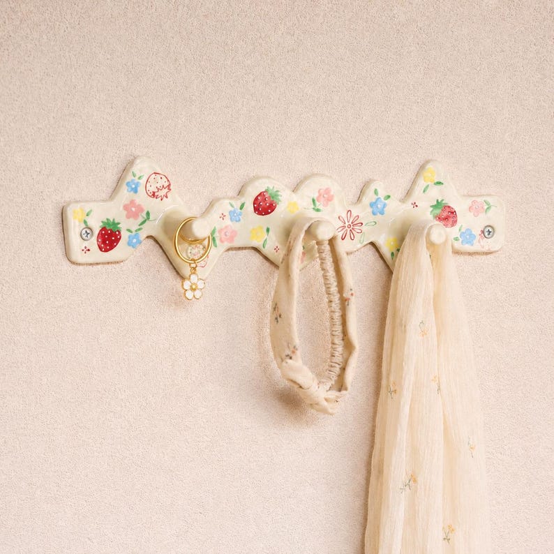 Crochet mural en céramique crème avec fraises, 5 patères, porte-clés organisateur d'entrée