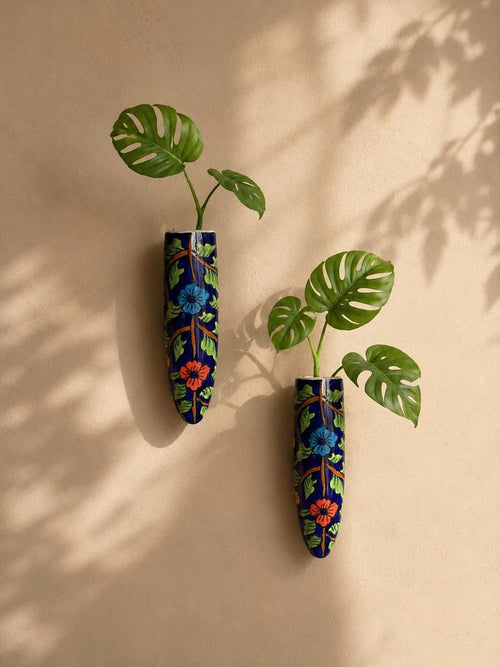 Blumige Wandvase aus blauer Keramik 5,6x19 cm, für Sukkulenten und Trockenblumensträuße, glänzende Oberfläche