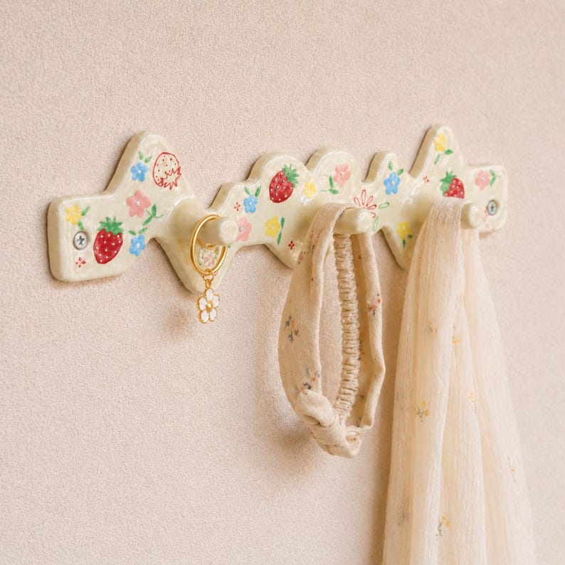 Crochet mural en céramique crème avec fraises, 5 patères, porte-clés organisateur d'entrée