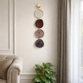 Suspension murale à médaillons bruns, Décor mural sculptural avec structure dorée, 71 cm