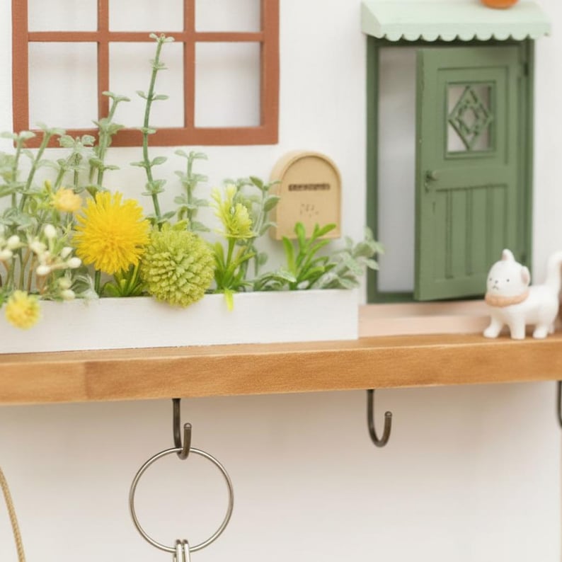 Porte-manteau mural en bois en forme de maison aux accents colorés – Organisateur pour entrée