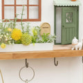 Porte-manteau mural en bois en forme de maison aux accents colorés – Organisateur pour entrée